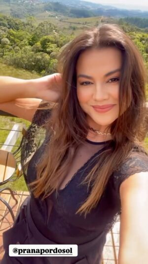 Laryssa Dias Instagram - Amanhã, sexta-feira 04/04, novamente no @pranapordosol com meu SHOW repleto de música sertaneja!!
Aguardo vocês nesse lugar lindo com uma vibração única!!
A partir das 13h! Bora 😍
Lary ✨🎙️