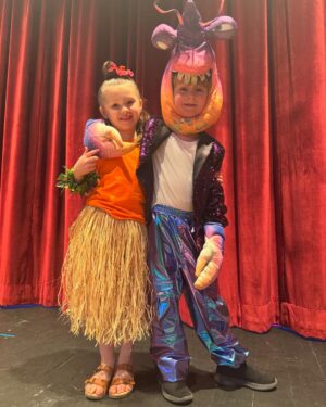 Laura Bell Bundy Instagram - Huck was ‘Tomatoa’ in Moana tonight! 
I’ve had the pleasure of sharing theater class carpool duty for Huck, Lanna and Sophie and have joyfully listened to them singing in the car —and find excuses to say ‘poop’ and ‘fart’ —for the past few months.  I was SO proud of them tonight 😭 especially little Sophie who fearlessly and quite effortlessly took on ‘Moana’… I mean these kids are in kindergarten. They can’t even really read their scripts yet! 
@anniesplayhouse really does such a wonderful job introducing theater to their ‘Broadway Babies.’
#hucklife #stagemom #carpool #moanajr
#theaterkids

Mama’s:
@nmdsart @briannesonja