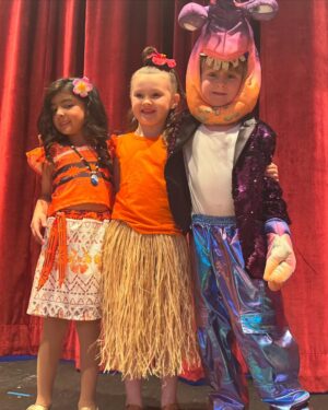 Laura Bell Bundy Instagram - Huck was ‘Tomatoa’ in Moana tonight! 
I’ve had the pleasure of sharing theater class carpool duty for Huck, Lanna and Sophie and have joyfully listened to them singing in the car —and find excuses to say ‘poop’ and ‘fart’ —for the past few months.  I was SO proud of them tonight 😭 especially little Sophie who fearlessly and quite effortlessly took on ‘Moana’… I mean these kids are in kindergarten. They can’t even really read their scripts yet! 
@anniesplayhouse really does such a wonderful job introducing theater to their ‘Broadway Babies.’
#hucklife #stagemom #carpool #moanajr
#theaterkids

Mama’s:
@nmdsart @briannesonja