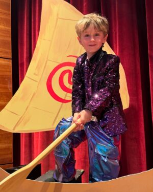 Laura Bell Bundy Instagram - Huck was ‘Tomatoa’ in Moana tonight! 
I’ve had the pleasure of sharing theater class carpool duty for Huck, Lanna and Sophie and have joyfully listened to them singing in the car —and find excuses to say ‘poop’ and ‘fart’ —for the past few months.  I was SO proud of them tonight 😭 especially little Sophie who fearlessly and quite effortlessly took on ‘Moana’… I mean these kids are in kindergarten. They can’t even really read their scripts yet! 
@anniesplayhouse really does such a wonderful job introducing theater to their ‘Broadway Babies.’
#hucklife #stagemom #carpool #moanajr
#theaterkids

Mama’s:
@nmdsart @briannesonja