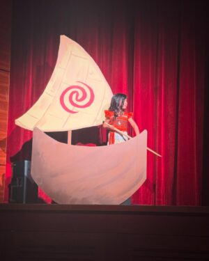 Laura Bell Bundy Instagram - Huck was ‘Tomatoa’ in Moana tonight! 
I’ve had the pleasure of sharing theater class carpool duty for Huck, Lanna and Sophie and have joyfully listened to them singing in the car —and find excuses to say ‘poop’ and ‘fart’ —for the past few months.  I was SO proud of them tonight 😭 especially little Sophie who fearlessly and quite effortlessly took on ‘Moana’… I mean these kids are in kindergarten. They can’t even really read their scripts yet! 
@anniesplayhouse really does such a wonderful job introducing theater to their ‘Broadway Babies.’
#hucklife #stagemom #carpool #moanajr
#theaterkids

Mama’s:
@nmdsart @briannesonja