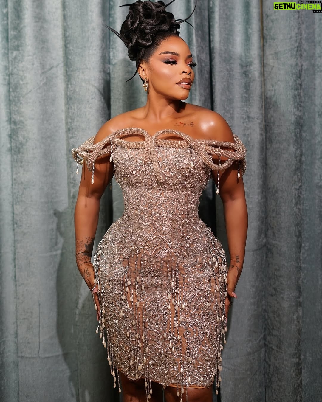 Laura Ikeji - 22.4K Likes - The calm before the storm 🤣. Wasn't expecting my my veins to be all out like that kaiiiiiii🤣🤣.
U love my dress? I love .
Dress @phlorahstitches