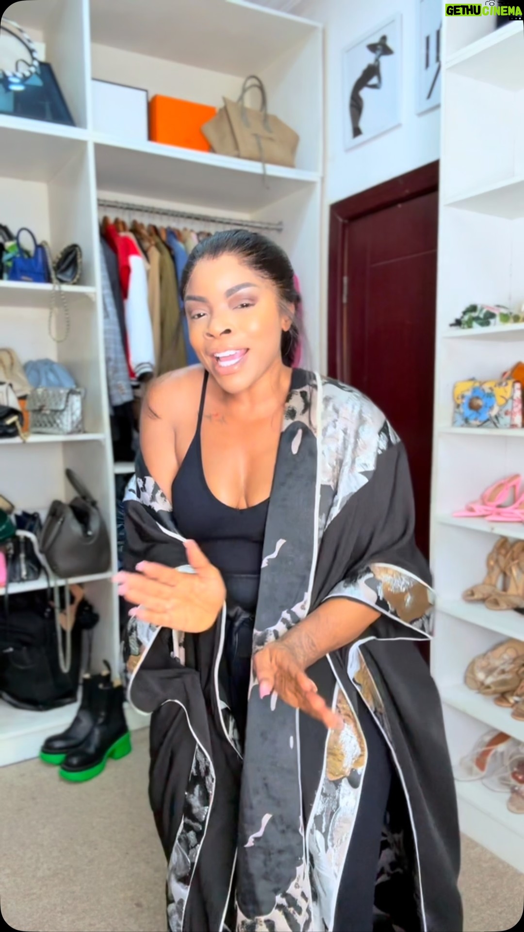 Laura Ikeji - 31.7K Likes - Let's all be m*d
@audrey22brand