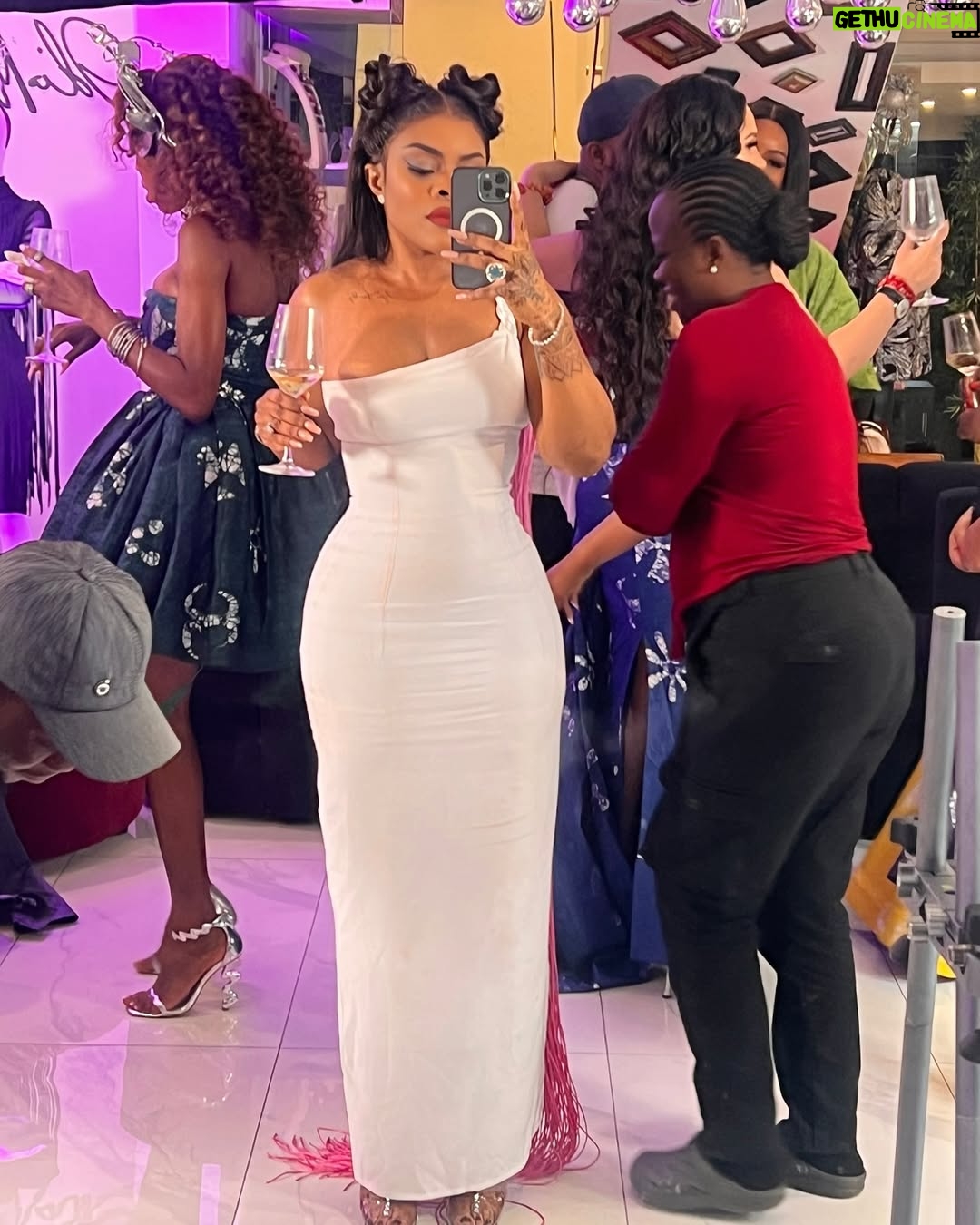 Laura Ikeji - 48.5K Likes - Finally someone I'm taller than! Sigh 🤣🤣🤣😩, ok ok she is a lil taller but I tease her about being taller every time.🤣.
My darling D @diiadem She taught me lotta slags ehn. This no be Cho Cho Cho , show workings. 🤣🤣.
Outfit @tsmthebrand I felt like the queen that I am in this look. Thanks guys.