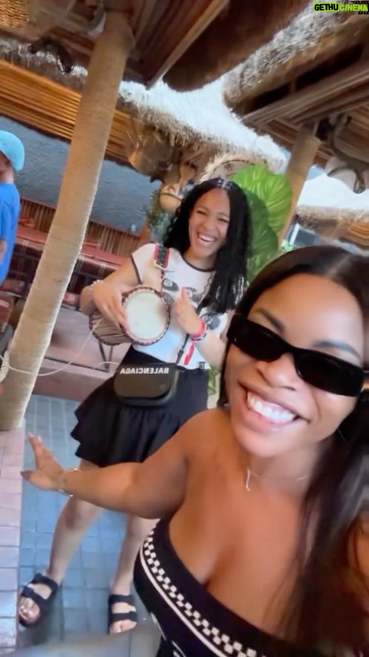 Laura Ikeji - 9.5K Likes - See who tried Amala for the first time 😩😩😩 . Ibile is a very cool spot 😍