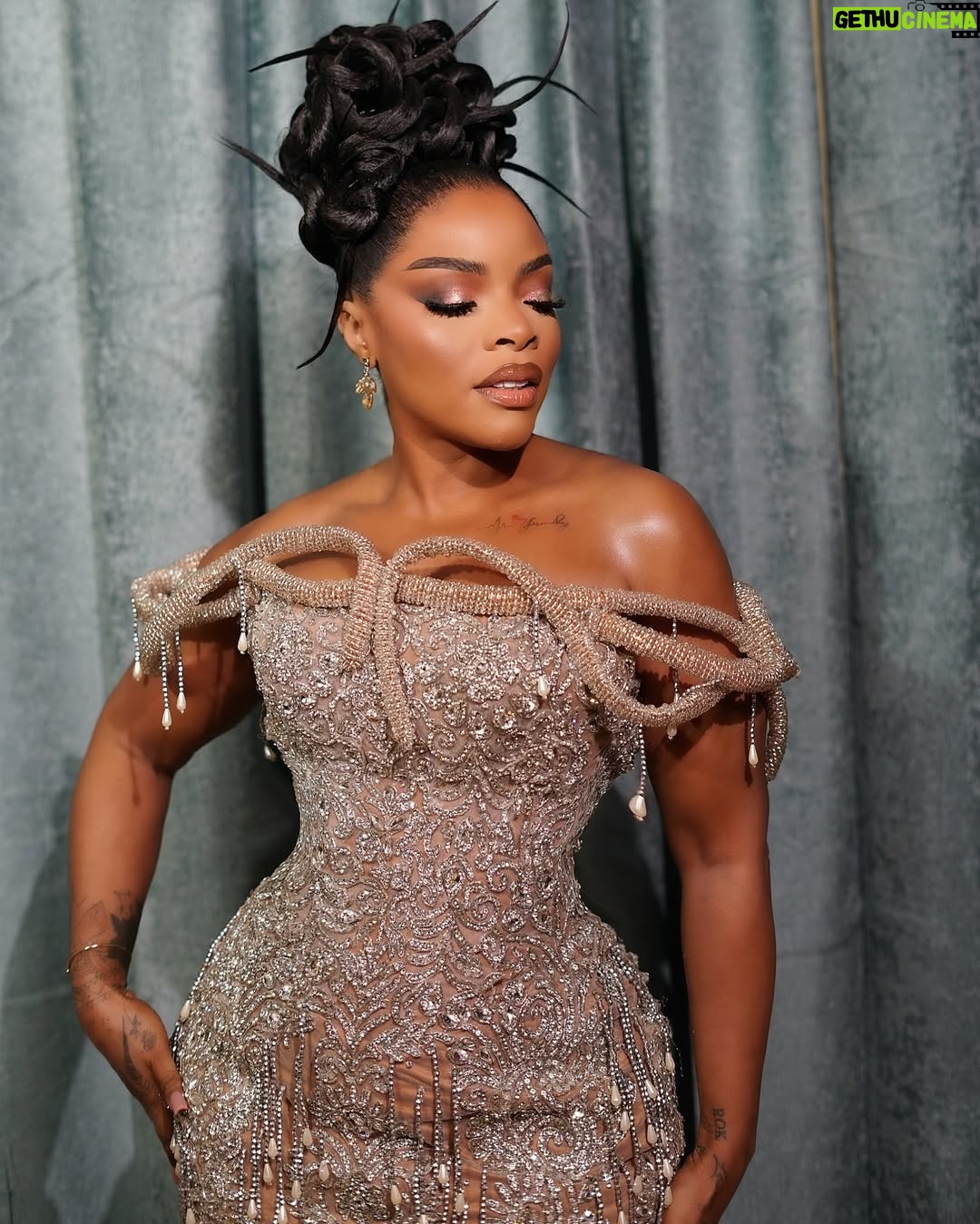 Laura Ikeji - 22.4K Likes - The calm before the storm 🤣. Wasn't expecting my my veins to be all out like that kaiiiiiii🤣🤣.
U love my dress? I love .
Dress @phlorahstitches