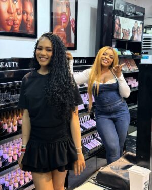 Laura Ikeji Instagram - Laura x Naomi Kanu. If we ever got a Laura beauty UK. That's the CEO right there. @naomikanu_ go follow her for me. Xx