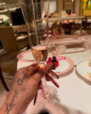 Laura Ikeji Instagram - Thank yall 🥰🙌. Thanks @gladyslasila love u .
Today we party again 🤣. May God help me with with these Champaign wey I no fit drink.
I love u @bisoy_e