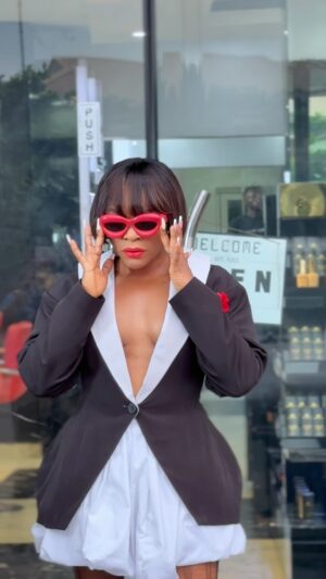 Laura Ikeji Instagram - How my mouth is shut this season. U nor like me, I nor like u but we can co exist . Or can't we? 🤣😀😩🤣
Suit @udiahgebi  love it.

🤣🤣🤣 so sorry  for typo oooo, typing with one hand and carrying baby with the other hand 🤣🤣