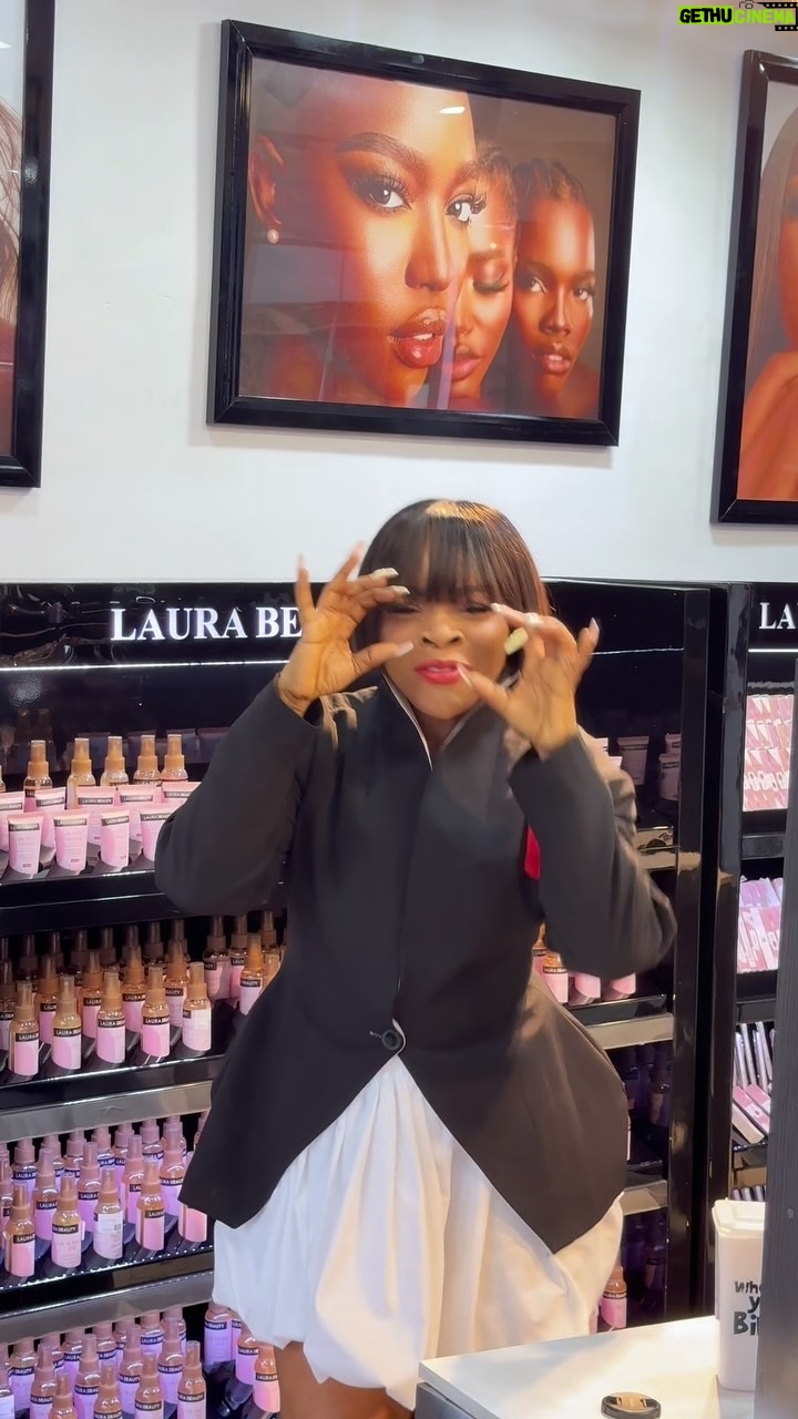Laura Ikeji - 8.2K Likes - 😆😆🙂