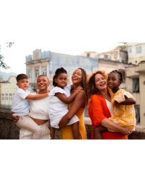 Leandra Leal Instagram - O que eu posso dizer sobre 2024?
Que é o contrário de 42, a idade que tenho hoje…. Mas falando sério, eu já sabia que 2024 seria importante para além das coincidências numéricas, que seria um ano além da minha imaginação.

Comecei 2024 grávida do meu segundo filho e termino o ano com Damião em 
meus braços. Meu filho é gente boa, comunicativo, esperto e muito fofinho. Ele reorganizou a família. Damião tem a melhor irmã do mundo: protetora, gosta de brincar no tapetinho, acalma fazendo carinho na testa mas é verdadeira a ponto de reconhecer que sente ciúmes da mãe. Ela até fez um poema para o irmão, o seu melhor amigo. Damião tem um pai amoroso, legal e super presente. Esse núcleo familiar foi o ponto alto de 2024. 

Quando eu falar sobre esse ano, vou lembrar da chegada do Damião ao meu peito, quente e molhado, e de achar ele muito parecido comigo. Vou lembrar da minha filha e da minha mãe conhecendo o Damião no hospital. De eu e Gui saindo da maternidade com nosso bebê, e do Gui me abraçando quando tive calafrios na descida do leite.

Vou lembrar do chá de bênção com as minhas amigas, mulheres que me ensinaram tanto. Vou lembrar da Juju em Nyc. Da minha sogra chegando com muitas malas e disposta a ficar o tempo necessário. Vou lembrar do Gui dando banho de chuveiro em Damião e do medo incontrolável que senti. Vou lembrar de entrar na sala escura da Yayoi Kusama em Inhotim e da Juju dizendo: “Isso é mágico”.

Por fim, quando achei que o ano já estava dominado e seria só sobre isso, vou lembrar da Alice abanando o rabo ao me ver antes de partir, da Emília pedindo colo, bem magrinha. Vou lembrar da minha mãe acordando da sedação no hospital quando perguntei: “Você não quer ver a Juju e o Damião crescerem?”… (CONTINUA NOS COMENTÁRIOS)