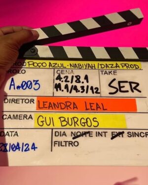 Leandra Leal Instagram - O que eu posso dizer sobre 2024?
Que é o contrário de 42, a idade que tenho hoje…. Mas falando sério, eu já sabia que 2024 seria importante para além das coincidências numéricas, que seria um ano além da minha imaginação.

Comecei 2024 grávida do meu segundo filho e termino o ano com Damião em 
meus braços. Meu filho é gente boa, comunicativo, esperto e muito fofinho. Ele reorganizou a família. Damião tem a melhor irmã do mundo: protetora, gosta de brincar no tapetinho, acalma fazendo carinho na testa mas é verdadeira a ponto de reconhecer que sente ciúmes da mãe. Ela até fez um poema para o irmão, o seu melhor amigo. Damião tem um pai amoroso, legal e super presente. Esse núcleo familiar foi o ponto alto de 2024. 

Quando eu falar sobre esse ano, vou lembrar da chegada do Damião ao meu peito, quente e molhado, e de achar ele muito parecido comigo. Vou lembrar da minha filha e da minha mãe conhecendo o Damião no hospital. De eu e Gui saindo da maternidade com nosso bebê, e do Gui me abraçando quando tive calafrios na descida do leite.

Vou lembrar do chá de bênção com as minhas amigas, mulheres que me ensinaram tanto. Vou lembrar da Juju em Nyc. Da minha sogra chegando com muitas malas e disposta a ficar o tempo necessário. Vou lembrar do Gui dando banho de chuveiro em Damião e do medo incontrolável que senti. Vou lembrar de entrar na sala escura da Yayoi Kusama em Inhotim e da Juju dizendo: “Isso é mágico”.

Por fim, quando achei que o ano já estava dominado e seria só sobre isso, vou lembrar da Alice abanando o rabo ao me ver antes de partir, da Emília pedindo colo, bem magrinha. Vou lembrar da minha mãe acordando da sedação no hospital quando perguntei: “Você não quer ver a Juju e o Damião crescerem?”… (CONTINUA NOS COMENTÁRIOS)
