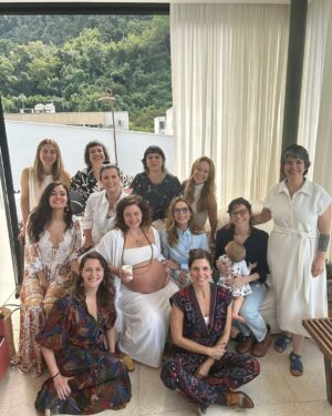 Leandra Leal Instagram - O que eu posso dizer sobre 2024?
Que é o contrário de 42, a idade que tenho hoje…. Mas falando sério, eu já sabia que 2024 seria importante para além das coincidências numéricas, que seria um ano além da minha imaginação.

Comecei 2024 grávida do meu segundo filho e termino o ano com Damião em 
meus braços. Meu filho é gente boa, comunicativo, esperto e muito fofinho. Ele reorganizou a família. Damião tem a melhor irmã do mundo: protetora, gosta de brincar no tapetinho, acalma fazendo carinho na testa mas é verdadeira a ponto de reconhecer que sente ciúmes da mãe. Ela até fez um poema para o irmão, o seu melhor amigo. Damião tem um pai amoroso, legal e super presente. Esse núcleo familiar foi o ponto alto de 2024. 

Quando eu falar sobre esse ano, vou lembrar da chegada do Damião ao meu peito, quente e molhado, e de achar ele muito parecido comigo. Vou lembrar da minha filha e da minha mãe conhecendo o Damião no hospital. De eu e Gui saindo da maternidade com nosso bebê, e do Gui me abraçando quando tive calafrios na descida do leite.

Vou lembrar do chá de bênção com as minhas amigas, mulheres que me ensinaram tanto. Vou lembrar da Juju em Nyc. Da minha sogra chegando com muitas malas e disposta a ficar o tempo necessário. Vou lembrar do Gui dando banho de chuveiro em Damião e do medo incontrolável que senti. Vou lembrar de entrar na sala escura da Yayoi Kusama em Inhotim e da Juju dizendo: “Isso é mágico”.

Por fim, quando achei que o ano já estava dominado e seria só sobre isso, vou lembrar da Alice abanando o rabo ao me ver antes de partir, da Emília pedindo colo, bem magrinha. Vou lembrar da minha mãe acordando da sedação no hospital quando perguntei: “Você não quer ver a Juju e o Damião crescerem?”… (CONTINUA NOS COMENTÁRIOS)