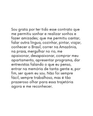 Leandra Leal Instagram - Eu achava muito estranho quando as pessoas chamavam a Globo de casa. Afinal era um empresa, e é meio estranho romantizar viver no trabalho. Mas com o tempo esse nome casa foi fazendo sentido pra mim através das relações que eu construí nessa empresa. Eu vivi grandes amizades nesses 30 anos de Globo, por mais industrial que fosse o ritmo, a criatividade é sempre um fluxo e as relações que ali se criam são íntimas, intensas no tempo infinito e limitado de cada projeto. Encontrar alguém em cena é conhecer seu íntimo. É tão bonito esse ritmo, a cada escalação novas conexões, que depois se afastam e se reaproximam por segundos quando nos esbarramos em algum corredor. Encontros em mar aberto, como num mergulho de snorkel avistar um peixe raro. Minha profissão é feito uma colcha de retalhos, bordada por muitas mãos, mãos dadas, com esmero por cada detalhe. Cada trabalho, além de encontros, traz também aprendizado. Aprender uma coisa nova aos 17 anos, aos 30, aos 40, pode ser um sentimento, um idioma ou um instrumento. Domar os sentidos, não sentir frio num estúdio com roupa de praia, não sentir calor numa roupa do século XVII numa cidade cenográfica em Curicica no século XXI. Aprender a decorar em pouco tempo, levar uma personagem durante um ano e viver com ela as coisas mais banais e os eventos extraordinários que marcam uma novela: perder alguém, trair, ser traída, se vingar… fazer bem 40 cenas por dia. 40! Escolher as prioridades e aceitar seus limites. Acelerar o processo sem deixar de passar por cada etapa. A coisa mais valiosa que eu levo dessa casa são as pessoas, que não moram nessa casa, mas construíram a sua história. (Continua nos comentários)