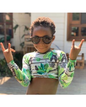 Leandra Leal Instagram - Ontem, foi o nosso dia da família, dia da chegada do meu primeiro grande amor, minha filha linda, divertida, que sabe o que quer, sensível, vaidosa, que está ficando muito grande, a irmã mais velha mais legal e carinhosa do planeta. Eu tenho tanta felicidade e gratidão pela família que comecei a construir com a chegada da Juju. 

Esse post é, também, para inspirar outras famílias que escolheram o caminho da adoção. Aqui em casa, celebramos todo ano o dia da chegada como o dia em que a nossa família nasceu, uma comemoração de todos cheia de amor. Aqui não tem bolo nem vela, mas fazemos sempre alguma coisa legal, uma experiência, um passeio, um almoço, uma sobremesa de “domingo” e principalmente declaramos o nosso amor. A vida é um milagre, encontrar, ser família e amar é a maior das bênçãos. Comemorar esse dia é reconhecer, celebrar e fortalecer o nosso encontro. 💖