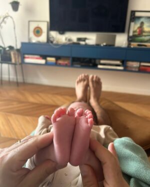 Leandra Leal Instagram - O que eu posso dizer sobre 2024?
Que é o contrário de 42, a idade que tenho hoje…. Mas falando sério, eu já sabia que 2024 seria importante para além das coincidências numéricas, que seria um ano além da minha imaginação.

Comecei 2024 grávida do meu segundo filho e termino o ano com Damião em 
meus braços. Meu filho é gente boa, comunicativo, esperto e muito fofinho. Ele reorganizou a família. Damião tem a melhor irmã do mundo: protetora, gosta de brincar no tapetinho, acalma fazendo carinho na testa mas é verdadeira a ponto de reconhecer que sente ciúmes da mãe. Ela até fez um poema para o irmão, o seu melhor amigo. Damião tem um pai amoroso, legal e super presente. Esse núcleo familiar foi o ponto alto de 2024. 

Quando eu falar sobre esse ano, vou lembrar da chegada do Damião ao meu peito, quente e molhado, e de achar ele muito parecido comigo. Vou lembrar da minha filha e da minha mãe conhecendo o Damião no hospital. De eu e Gui saindo da maternidade com nosso bebê, e do Gui me abraçando quando tive calafrios na descida do leite.

Vou lembrar do chá de bênção com as minhas amigas, mulheres que me ensinaram tanto. Vou lembrar da Juju em Nyc. Da minha sogra chegando com muitas malas e disposta a ficar o tempo necessário. Vou lembrar do Gui dando banho de chuveiro em Damião e do medo incontrolável que senti. Vou lembrar de entrar na sala escura da Yayoi Kusama em Inhotim e da Juju dizendo: “Isso é mágico”.

Por fim, quando achei que o ano já estava dominado e seria só sobre isso, vou lembrar da Alice abanando o rabo ao me ver antes de partir, da Emília pedindo colo, bem magrinha. Vou lembrar da minha mãe acordando da sedação no hospital quando perguntei: “Você não quer ver a Juju e o Damião crescerem?”… (CONTINUA NOS COMENTÁRIOS)
