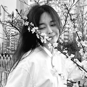 Lee Ha-na Instagram - 동지들에게 너무 고마워서~~ 늦었지만 
조금 지난 벚꽃사진...🤍
동지들 항상 고마워요☺️