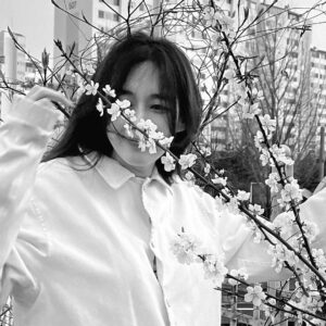 Lee Ha-na Instagram - 동지들에게 너무 고마워서~~ 늦었지만 
조금 지난 벚꽃사진...🤍
동지들 항상 고마워요☺️