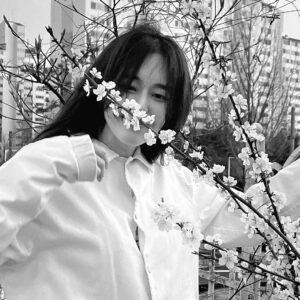 Lee Ha-na Instagram - 동지들에게 너무 고마워서~~ 늦었지만 
조금 지난 벚꽃사진...🤍
동지들 항상 고마워요☺️