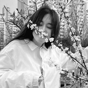 Lee Ha-na Instagram - 동지들에게 너무 고마워서~~ 늦었지만 
조금 지난 벚꽃사진...🤍
동지들 항상 고마워요☺️