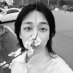Lee Ha-na Instagram - 동지들에게 너무 고마워서~~ 늦었지만 
조금 지난 벚꽃사진...🤍
동지들 항상 고마워요☺️
