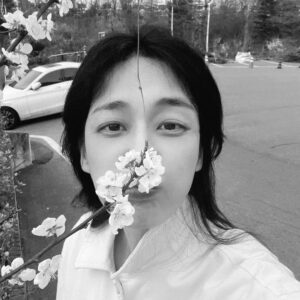 Lee Ha-na Instagram - 동지들에게 너무 고마워서~~ 늦었지만 
조금 지난 벚꽃사진...🤍
동지들 항상 고마워요☺️