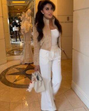 Leyla Milani Instagram - OMG so many messages about this perfect fitting white pant! Comment PANTS and I’ll drop the link in ur DM. 🤍