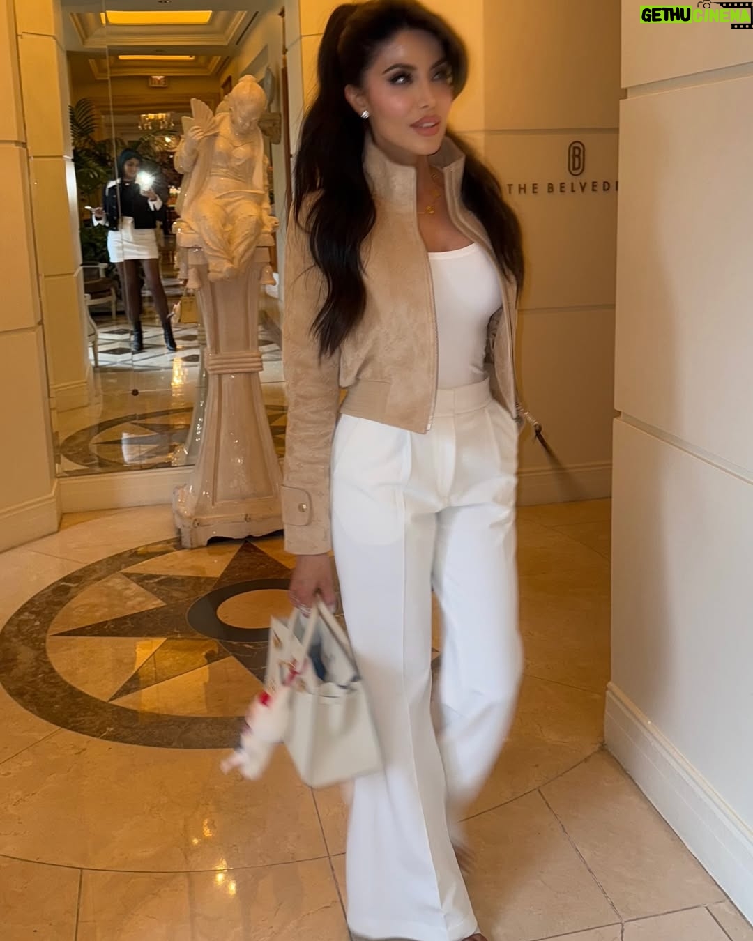 Leyla Milani - 11.6K Likes - OMG so many messages about this perfect fitting white pant! Comment PANTS and I’ll drop the link in ur DM. 🤍