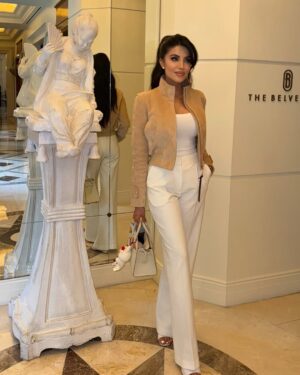 Leyla Milani Instagram - OMG so many messages about this perfect fitting white pant! Comment PANTS and I’ll drop the link in ur DM. 🤍