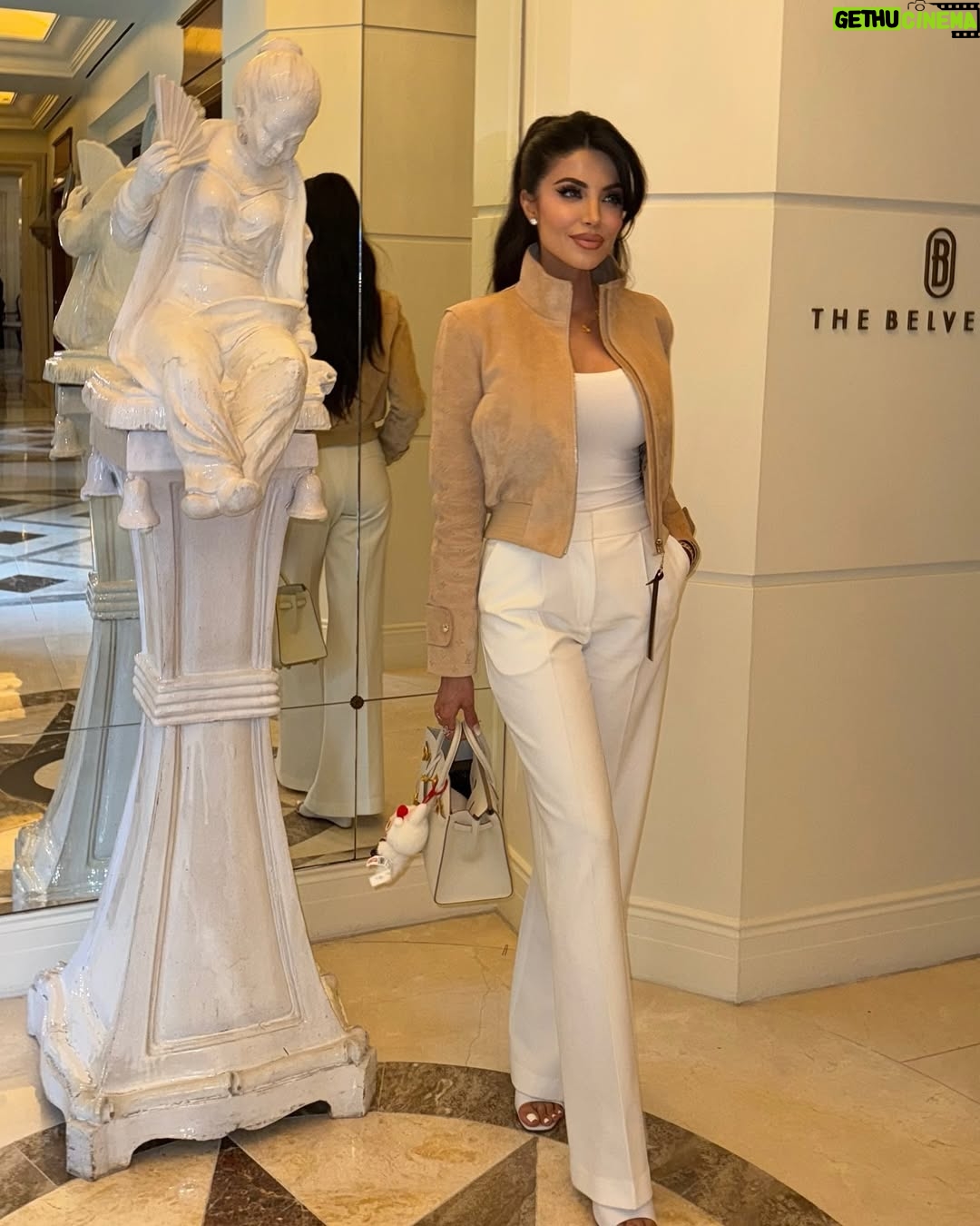 Leyla Milani - 11.6K Likes - OMG so many messages about this perfect fitting white pant! Comment PANTS and I’ll drop the link in ur DM. 🤍