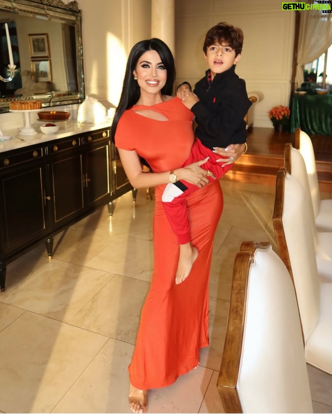 Leyla Milani - 26.1K Likes - Happy Mother’s Day to all the beautiful moms. 🌸🌸🌸🌸🌸🌸🌸🌸🌸