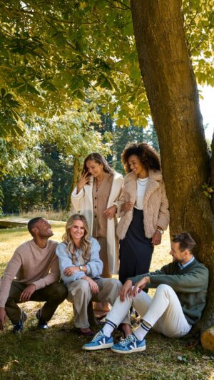 Lieke Martens Instagram - Kijk mee behind the scenes! 🎬✨ Cozy truien, frisse lucht & sieraden die shinen 🌿