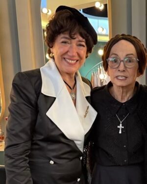 Lilia Cabral Instagram - Quando eu cheguei para gravar o especial Vilãs, a primeira pergunta que eu fiz foi “ a Joana vem participar?” A resposta foi positiva e ela chegaria no final da tarde. Esse dia foi de muita emoção, pois estava ao lado de atrizes que eu admiro tanto, e que foram responsáveis por cenas que até hoje são memoráveis e que não saem da minha lembrança. A Joana é um caso a parte, já que agora está reprisando Tieta e é impossível não lembrar de histórias que foram fundamentais na minha vida como atriz. Na cena das vilãs quando eu chamei “Perpétua” engasguei na voz! Esse nome tantas vezes repetido por mim e pelo Brasil, que até hoje é referência de um grande trabalho, uma comoção nacional, com seu desempenho brilhante. Foi lindo estar com elas, foi lindo estar ao lado dela, sentar ao lado dela e fazer um carinho no seu rosto. Hoje a Globo comemora 60 anos, segunda dia 28 tem a festa e vcs terão o prazer de assistir um grande Show. Esse ano eu faço 41 anos de Rede Globo. Muito grata por tudo que eu vivi nessa fábrica de sonhos 🩷🩷🩷🩷