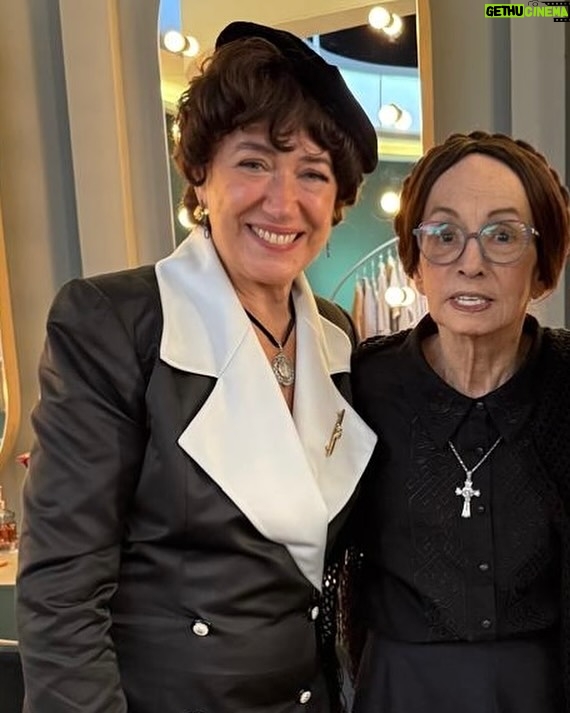 Lilia Cabral - 61.5K Likes - Quando eu cheguei para gravar o especial Vilãs, a primeira pergunta que eu fiz foi “ a Joana vem participar?” A resposta foi positiva e ela chegaria no final da tarde. Esse dia foi de muita emoção, pois estava ao lado de atrizes que eu admiro tanto, e que foram responsáveis por cenas que até hoje são memoráveis e que não saem da minha lembrança. A Joana é um caso a parte, já que agora está reprisando Tieta e é impossível não lembrar de histórias que foram fundamentais na minha vida como atriz. Na cena das vilãs quando eu chamei “Perpétua” engasguei na voz! Esse nome tantas vezes repetido por mim e pelo Brasil, que até hoje é referência de um grande trabalho, uma comoção nacional, com seu desempenho brilhante. Foi lindo estar com elas, foi lindo estar ao lado dela, sentar ao lado dela e fazer um carinho no seu rosto. Hoje a Globo comemora 60 anos, segunda dia 28 tem a festa e vcs terão o prazer de assistir um grande Show. Esse ano eu faço 41 anos de Rede Globo. Muito grata por tudo que eu vivi nessa fábrica de sonhos 🩷🩷🩷🩷