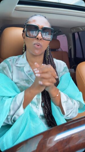 Lilian Esoro Instagram - Eku ise eledumare baba mi. 🙏

If you are grateful to God over your life despite all you’ve been through.… Drop a 🙏 

Still loving & rocking my braids from @liocaofficial 

Skin secret @liocaskin 👌

👗 2pc from @abayabylioca