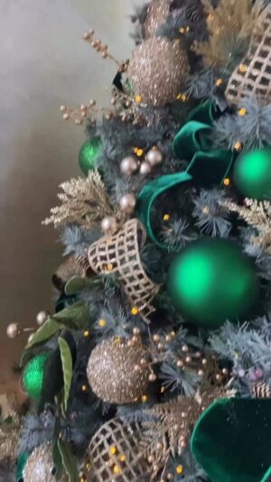 Lilian Esoro Instagram - It’s all about the time. Get your Home & Offices Christmas decorations and luxury Hampers done by @2friendsinteriors 👌👌👌