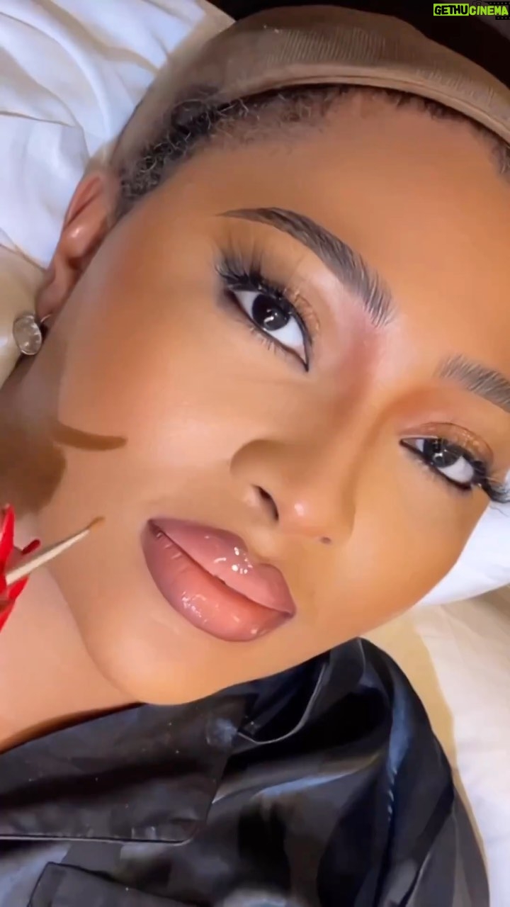 Lilian Esoro - 33.1K Likes - Birthday Gurlll living her best life 😍❤️❤️🥂🥂
Happy birthday @lilianesoroo 💋💋❤️
But first. Give it up for that skinnnn!!!!
@liocaskin too sabi. 🥰🥰🥰👌👌
Makeup by the baddest. My main chick @bibyonce