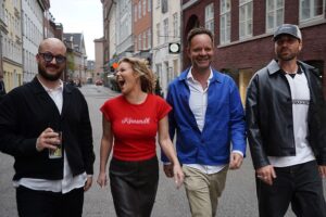 Lina Rafn Instagram - *nogen* på dette billede har smurt sine boller ind i tigerbalsam. Så siger jeg ikke mere.

TAK til Lina, Malte og Jacob for et forrygende afsnit Mathias Helts Talkshow. Og tak til publikum og til alle jer som lytter med. I er sgu skide søde 💖