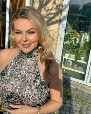 Lina Rafn Instagram - What a dress. What a night 🥰