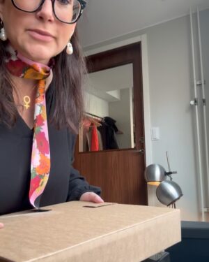 Lisa Nilsson Instagram - Första provpressarna har kommit från vinylfabriken :) Fantastisk känsla…. 🥹😍
Och det låter väldigt fint so far! 
Hittar vi inga skavanker så kan vi äntligen beställa hem dom! Och hittar vi nåt så åtgärdar vi det. 
Dubbel vinyl betyder få spår/sida = hög ljudkvalitet! 

Snart kan ni beställa/köpa ❤️ med ett hemligt bonusspår!!

Trevlig helg! 🌺🍀🙏🏼❤️🎶
