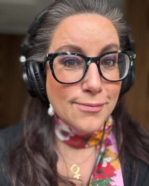 Lisa Nilsson Instagram - Första provpressarna har kommit från vinylfabriken :) Fantastisk känsla…. 🥹😍
Och det låter väldigt fint so far! 
Hittar vi inga skavanker så kan vi äntligen beställa hem dom! Och hittar vi nåt så åtgärdar vi det. 
Dubbel vinyl betyder få spår/sida = hög ljudkvalitet! 

Snart kan ni beställa/köpa ❤️ med ett hemligt bonusspår!!

Trevlig helg! 🌺🍀🙏🏼❤️🎶