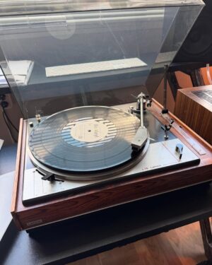 Lisa Nilsson Instagram - Första provpressarna har kommit från vinylfabriken :) Fantastisk känsla…. 🥹😍
Och det låter väldigt fint so far! 
Hittar vi inga skavanker så kan vi äntligen beställa hem dom! Och hittar vi nåt så åtgärdar vi det. 
Dubbel vinyl betyder få spår/sida = hög ljudkvalitet! 

Snart kan ni beställa/köpa ❤️ med ett hemligt bonusspår!!

Trevlig helg! 🌺🍀🙏🏼❤️🎶