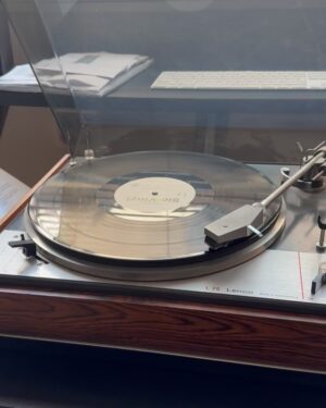 Lisa Nilsson Instagram - Första provpressarna har kommit från vinylfabriken :) Fantastisk känsla…. 🥹😍
Och det låter väldigt fint so far! 
Hittar vi inga skavanker så kan vi äntligen beställa hem dom! Och hittar vi nåt så åtgärdar vi det. 
Dubbel vinyl betyder få spår/sida = hög ljudkvalitet! 

Snart kan ni beställa/köpa ❤️ med ett hemligt bonusspår!!

Trevlig helg! 🌺🍀🙏🏼❤️🎶