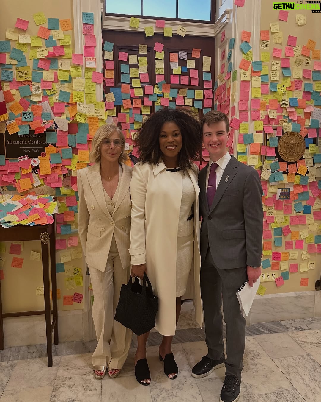 Lorraine Toussaint - 6.8K Likes - Joined @thecreativecoalition on Capitol Hill yesterday to secure NEA funding for The Arts.
#artsday2025
#righttobeararts