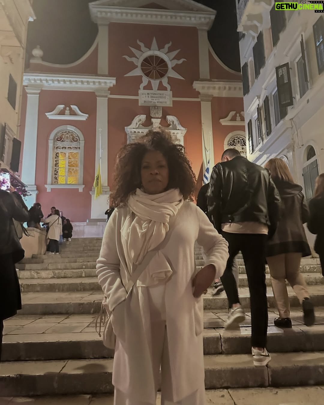 Lorraine Toussaint - 5.5K Likes - Happy Easter. 🤍