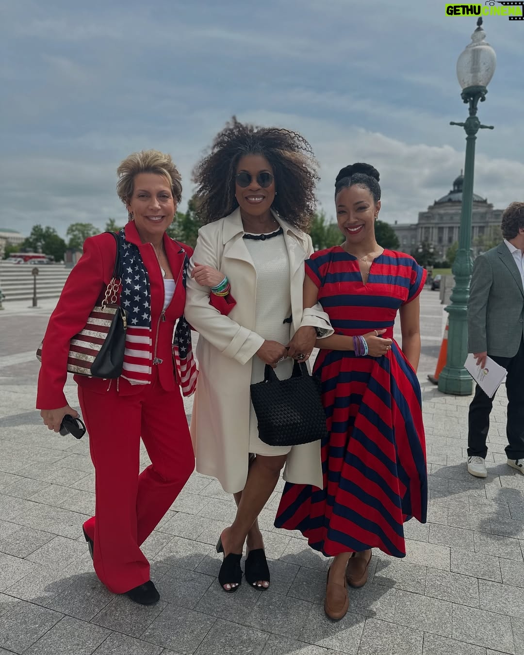 Lorraine Toussaint - 6.8K Likes - Joined @thecreativecoalition on Capitol Hill yesterday to secure NEA funding for The Arts.
#artsday2025
#righttobeararts