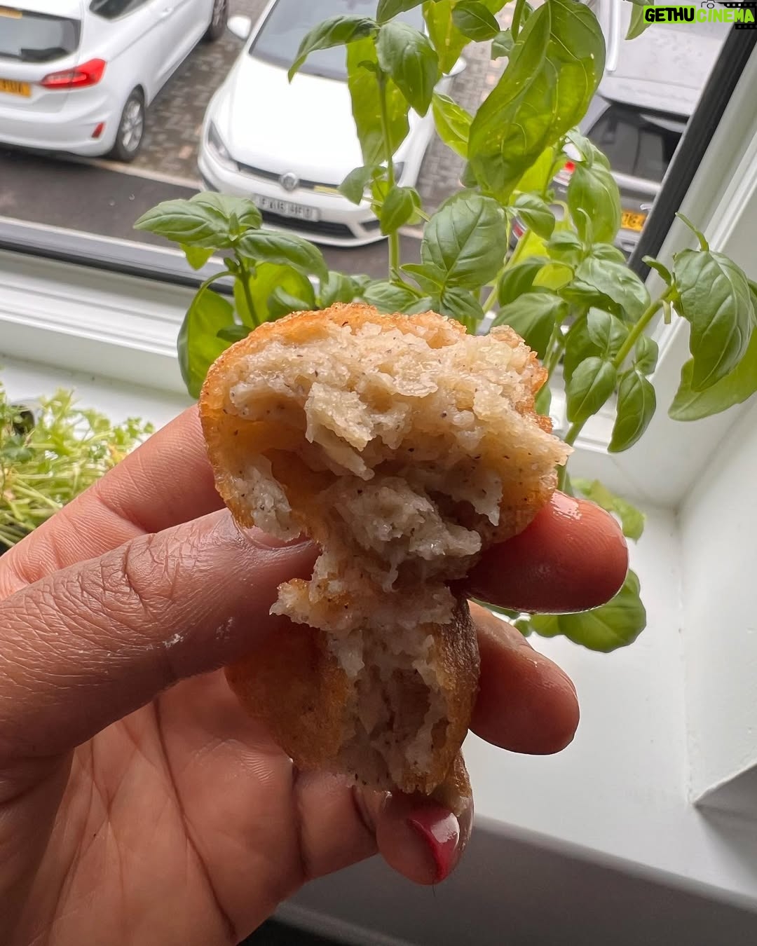 Lota Chukwu - 1.8K Likes - The other day, on impulse, I added cheese to akara.. today I tried it both ways: the regular way (which was perfectly crunchy on the outside and yummy on the inside), and my new favorite; cheesy akara. Used both mozzarella and cheddar this time, and added basil!!! It. Was. Divine!
Feel free to try this. Worth it.