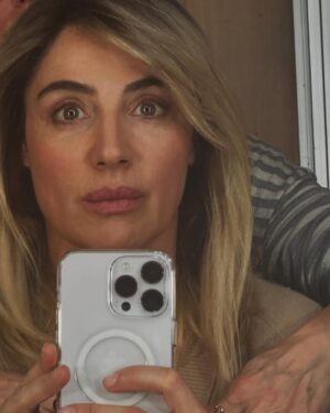 Luisa Ranieri Instagram - Oggi  con questa testa bionda e con  il cuore colmo di emozione inizio questa  nuova avventura♥️. @lucaminiero #eugeniacarfora  @bibifilm @Zocotoco produzioni @lucazingarettioff @cristiana_farina  @chiaracactus @desiredimattia #luigiciminelli