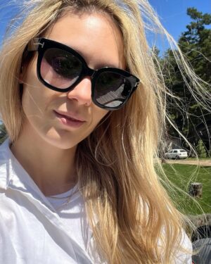 Luiza Grigorova Instagram - Дните около най-хубавия ни празник бяха изпълнени със споделеност, щастие и любов! Хапнахме много вкусно, децата бяха постоянно  мръсни, с червени бузи и огромни усмивки, е, и с няколко ранички, няма как 🤷🏻‍♀️ Потанцувахме и послушахме @svilen_noev около огъня, разхождахме се в гората, без да ни е страх от дъжда, боядисахме яйцата, търсихме съкровища, някои даже стихотворения учиха(тоест аз🤭) и сега сме вкъщи с пълни сърца. Благодарни! ❤️