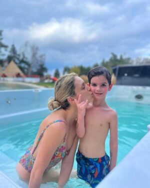 Luiza Grigorova Instagram - Дните около най-хубавия ни празник бяха изпълнени със споделеност, щастие и любов! Хапнахме много вкусно, децата бяха постоянно  мръсни, с червени бузи и огромни усмивки, е, и с няколко ранички, няма как 🤷🏻‍♀️ Потанцувахме и послушахме @svilen_noev около огъня, разхождахме се в гората, без да ни е страх от дъжда, боядисахме яйцата, търсихме съкровища, някои даже стихотворения учиха(тоест аз🤭) и сега сме вкъщи с пълни сърца. Благодарни! ❤️